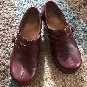 Women’s Dansko clogs size 7 (Euro 37)